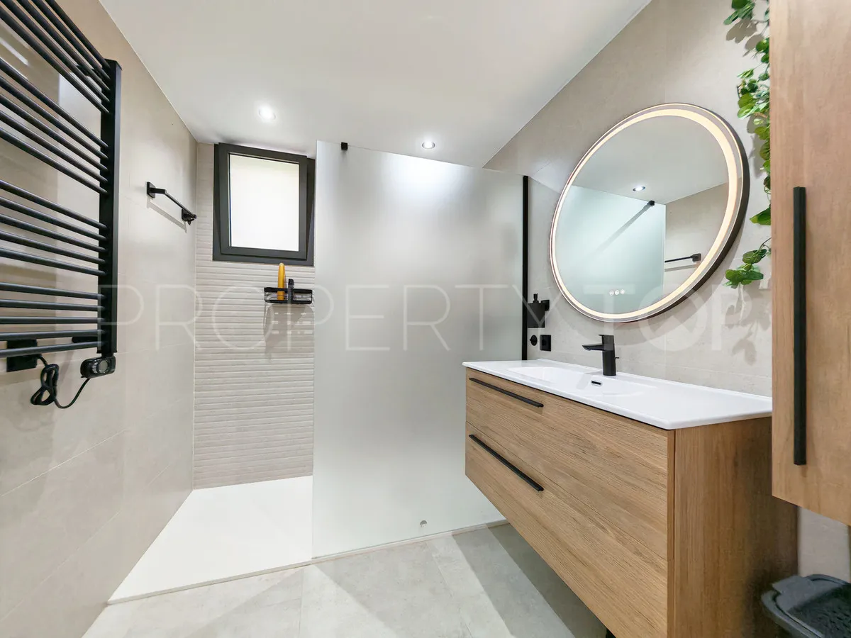 Buy villa with 8 bedrooms in Elviria