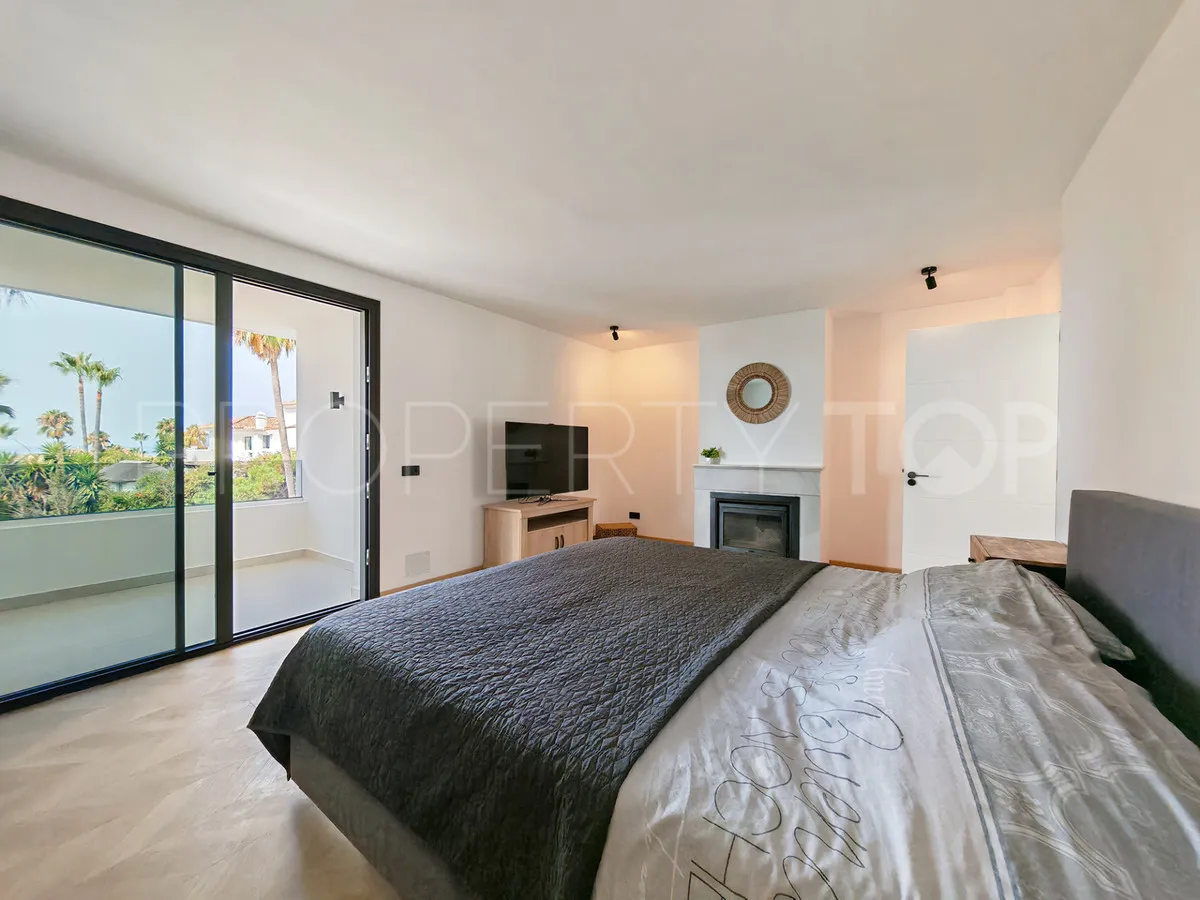 Buy villa with 8 bedrooms in Elviria