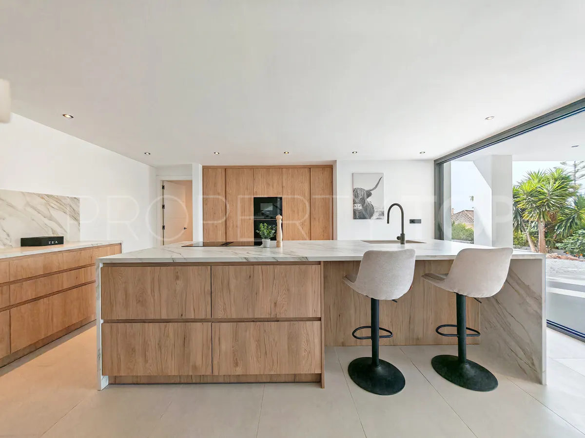 Buy villa with 8 bedrooms in Elviria
