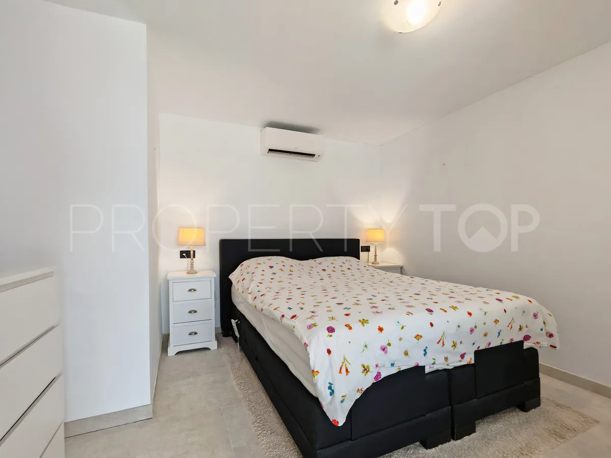 Buy villa with 8 bedrooms in Elviria