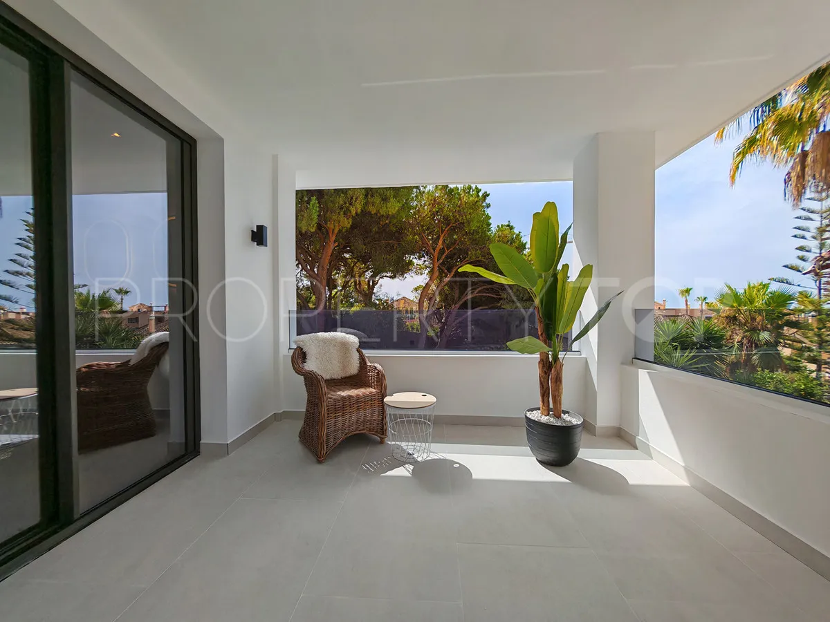 Buy villa with 8 bedrooms in Elviria