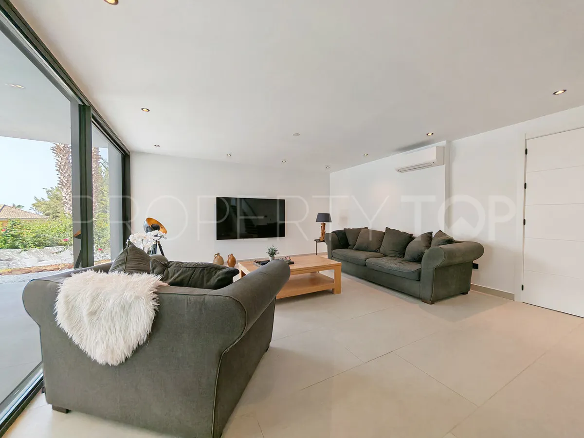 Buy villa with 8 bedrooms in Elviria
