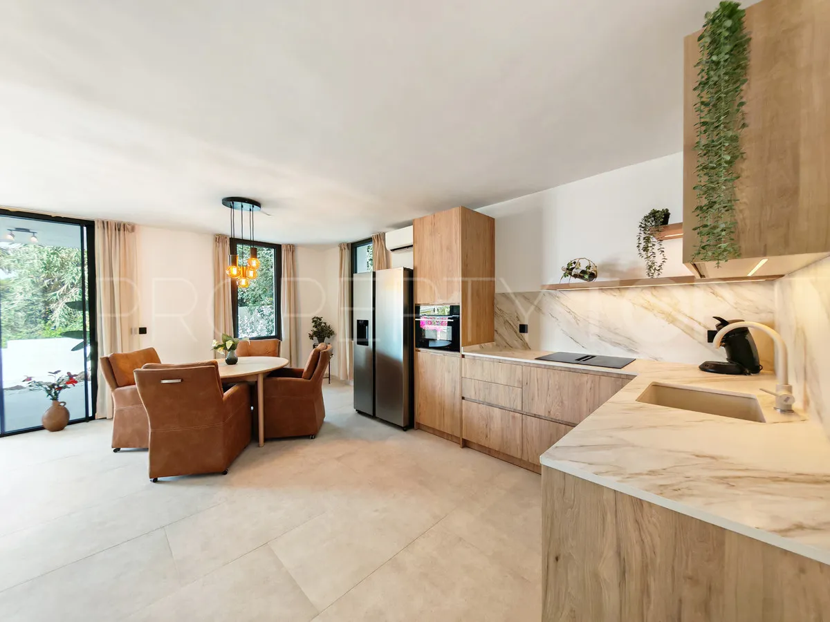 Buy villa with 8 bedrooms in Elviria