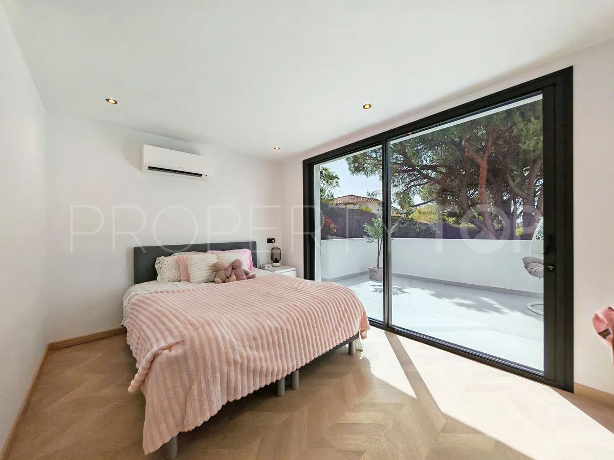 Buy villa with 8 bedrooms in Elviria