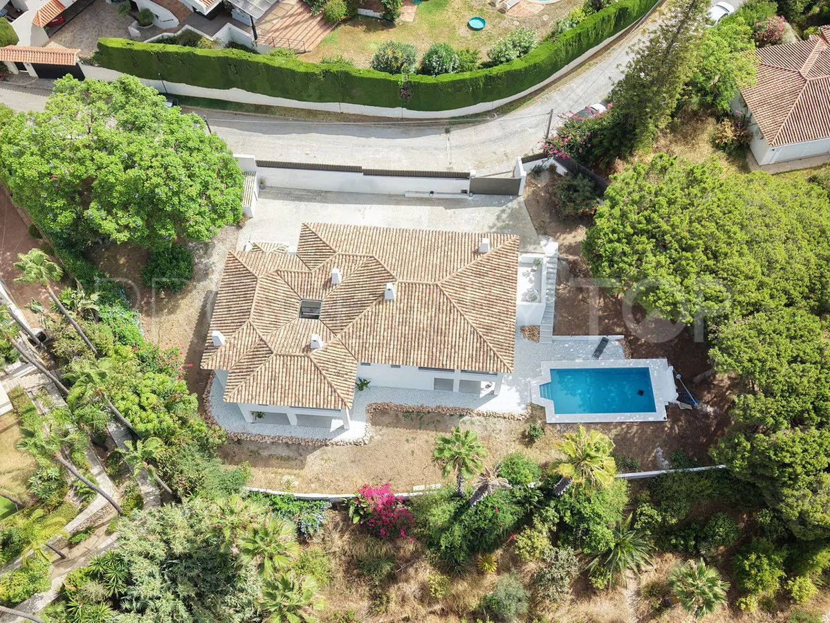 Buy villa with 8 bedrooms in Elviria