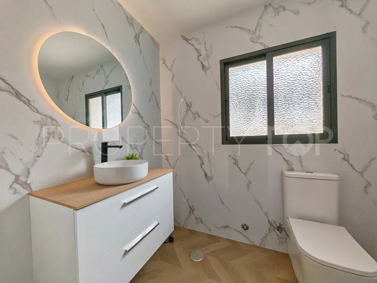 Buy villa with 8 bedrooms in Elviria