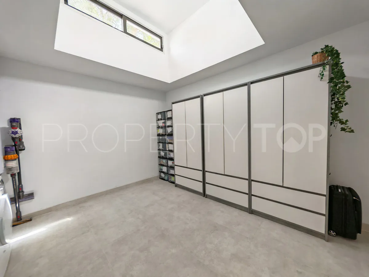 Buy villa with 8 bedrooms in Elviria