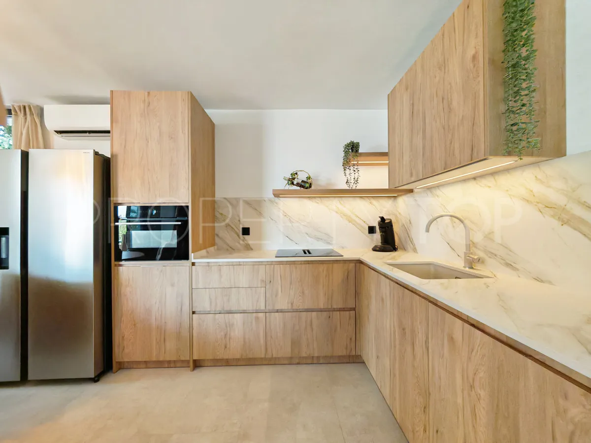 Buy villa with 8 bedrooms in Elviria
