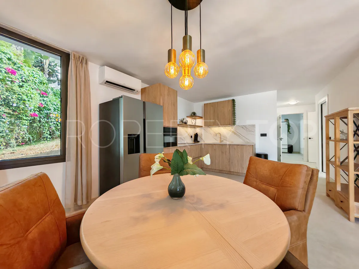 Buy villa with 8 bedrooms in Elviria