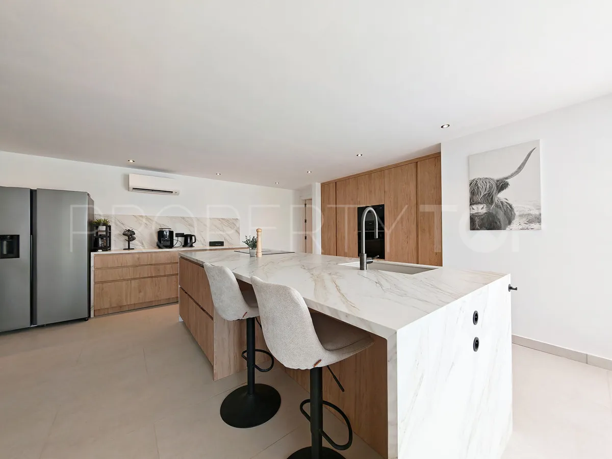 Buy villa with 8 bedrooms in Elviria