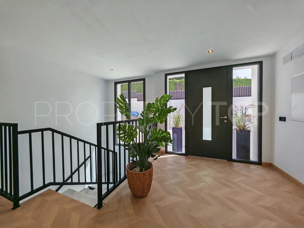Buy villa with 8 bedrooms in Elviria