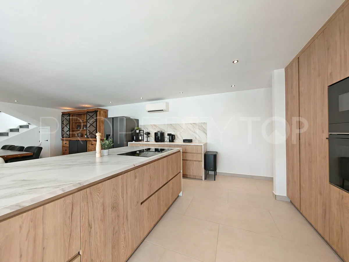 Buy villa with 8 bedrooms in Elviria