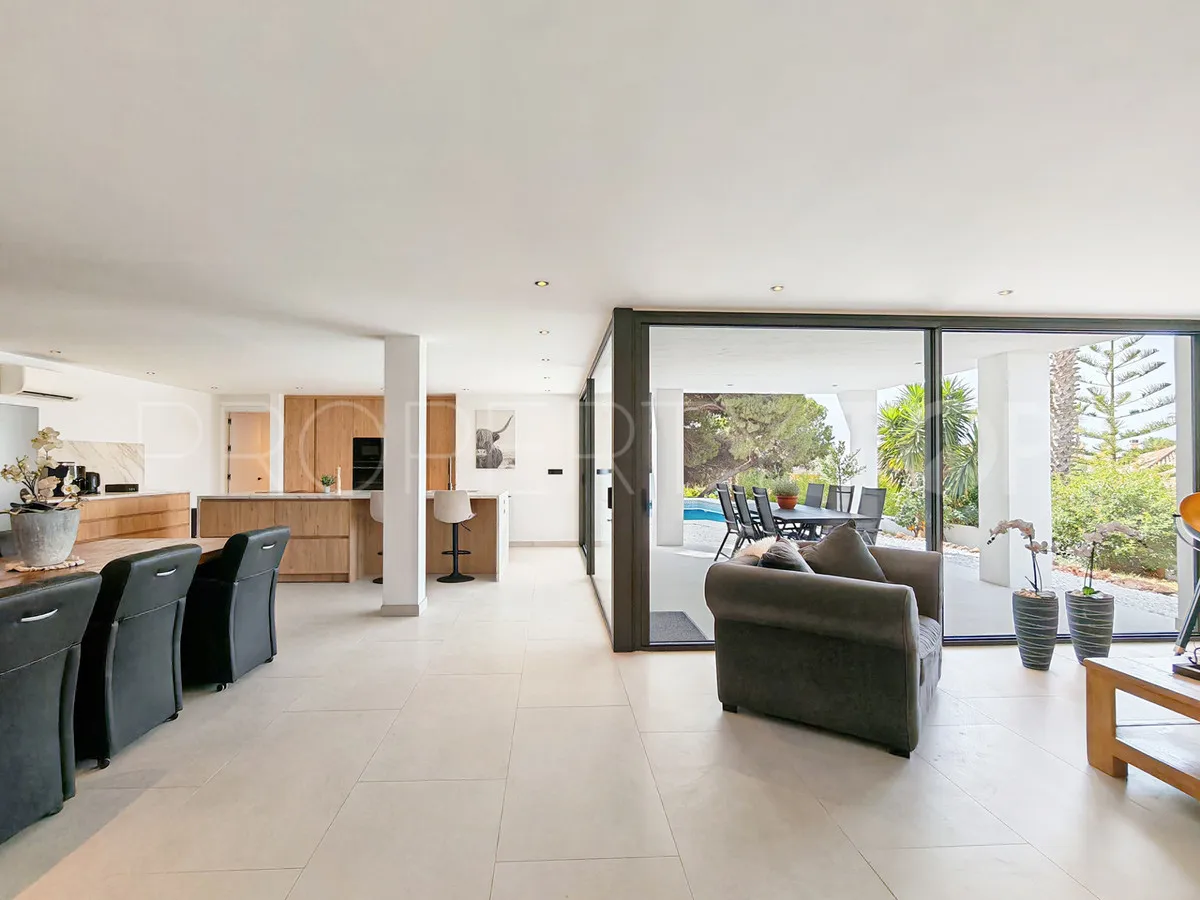 Buy villa with 8 bedrooms in Elviria