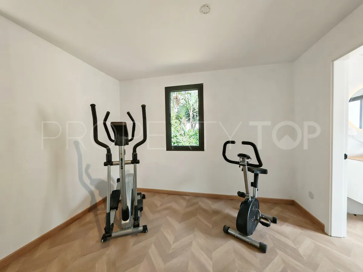 Buy villa with 8 bedrooms in Elviria