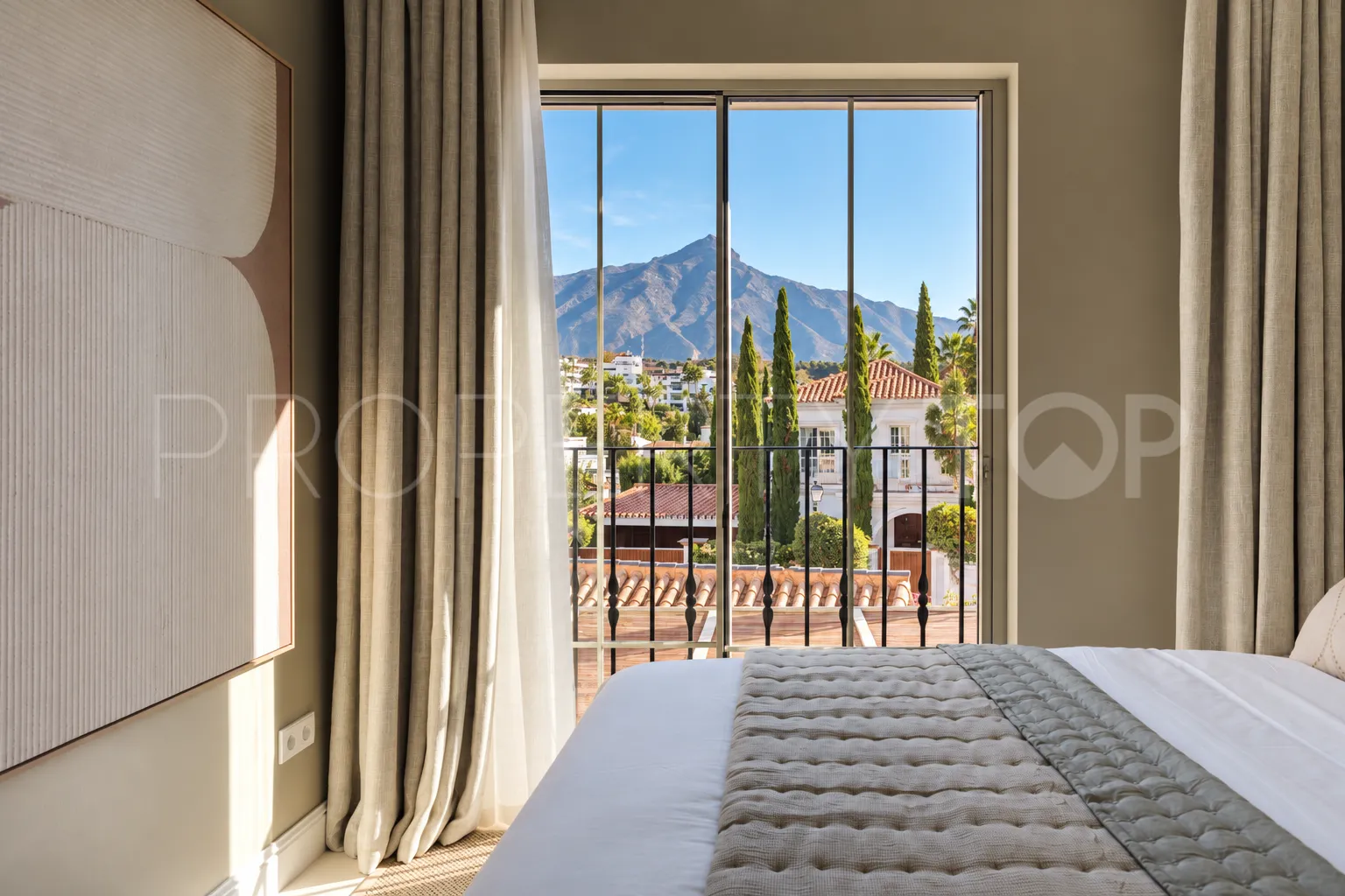Buy villa with 5 bedrooms in Nueva Andalucia