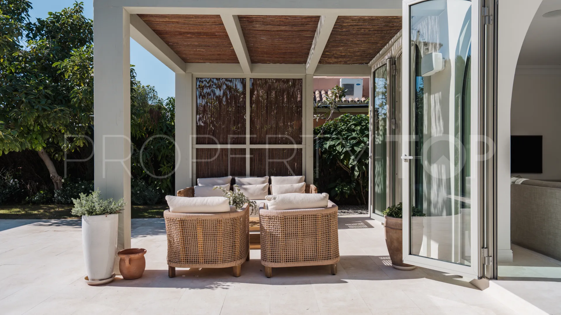 Buy villa with 5 bedrooms in Nueva Andalucia