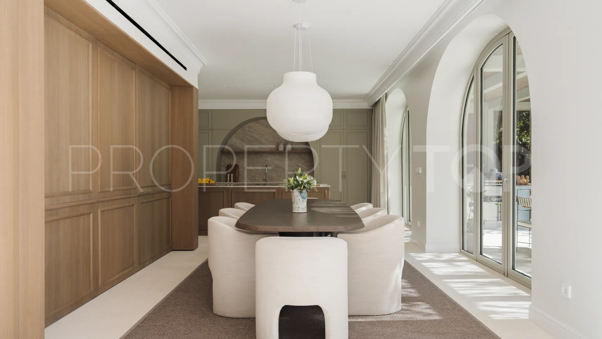 Buy villa with 5 bedrooms in Nueva Andalucia