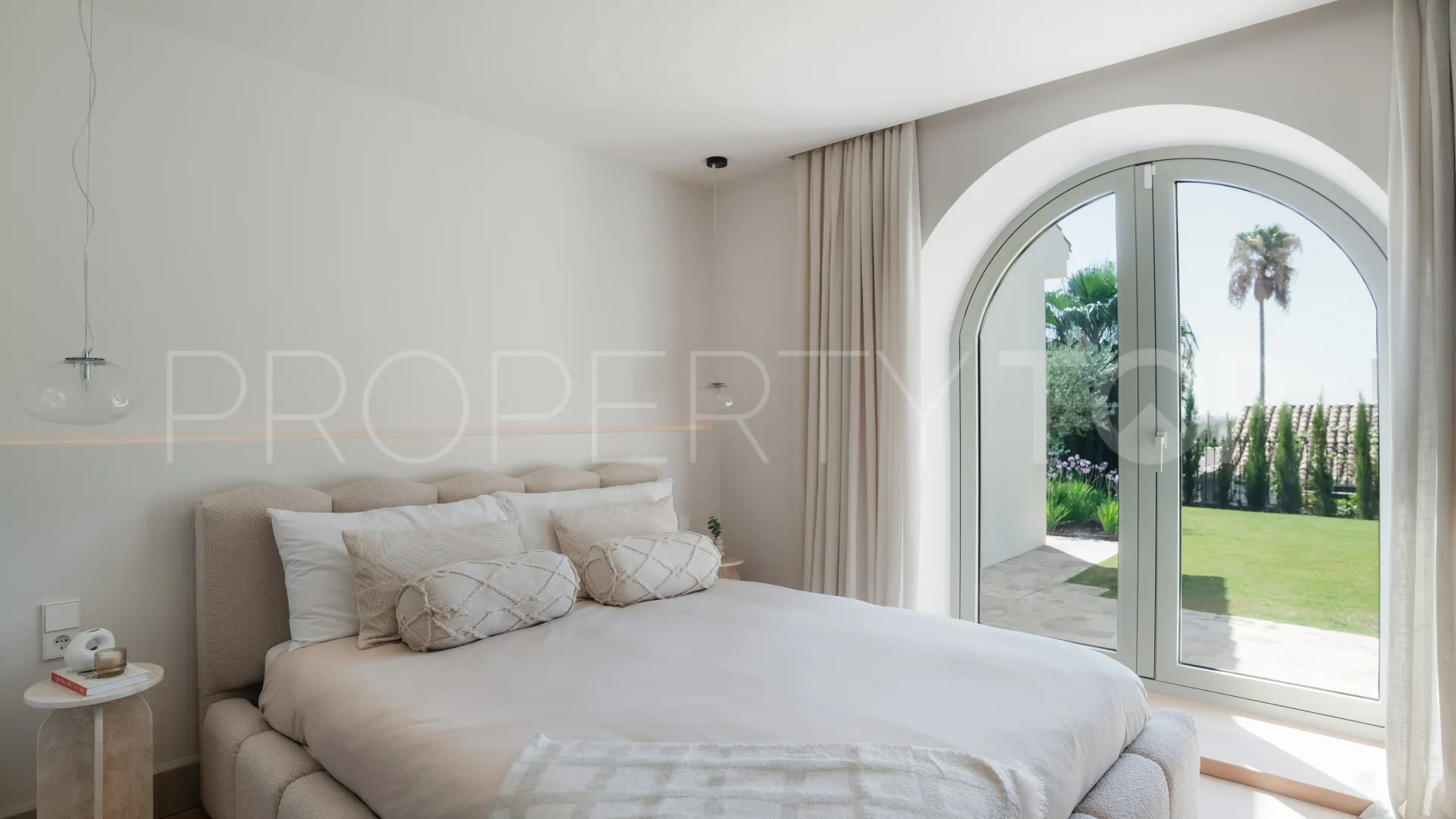 Villa for sale in Nueva Andalucia with 4 bedrooms