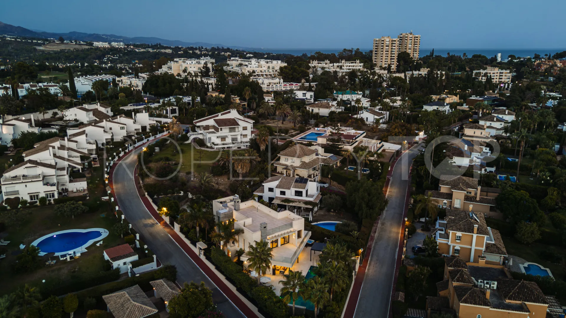 Villa con 6 dormitorios en venta en Nueva Andalucia