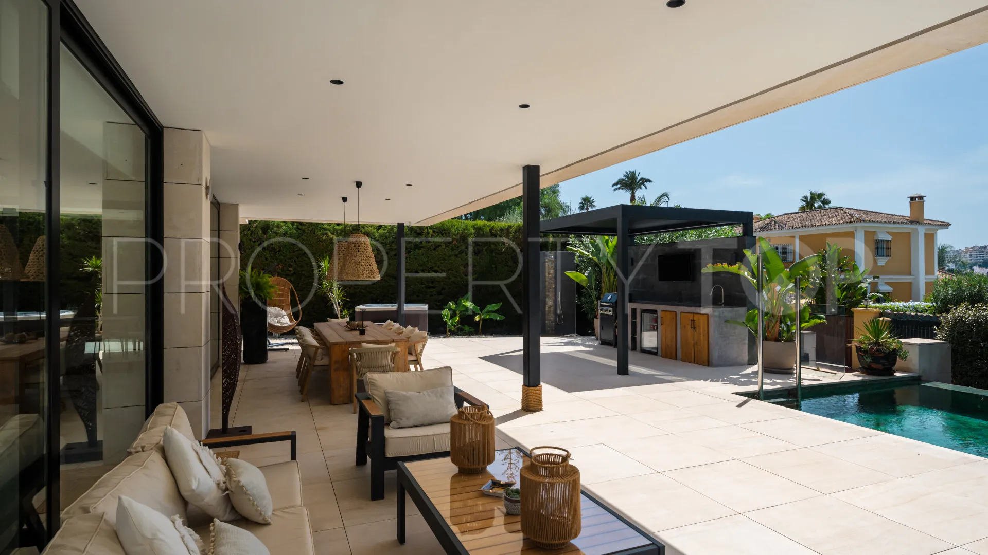 Villa con 6 dormitorios en venta en Nueva Andalucia