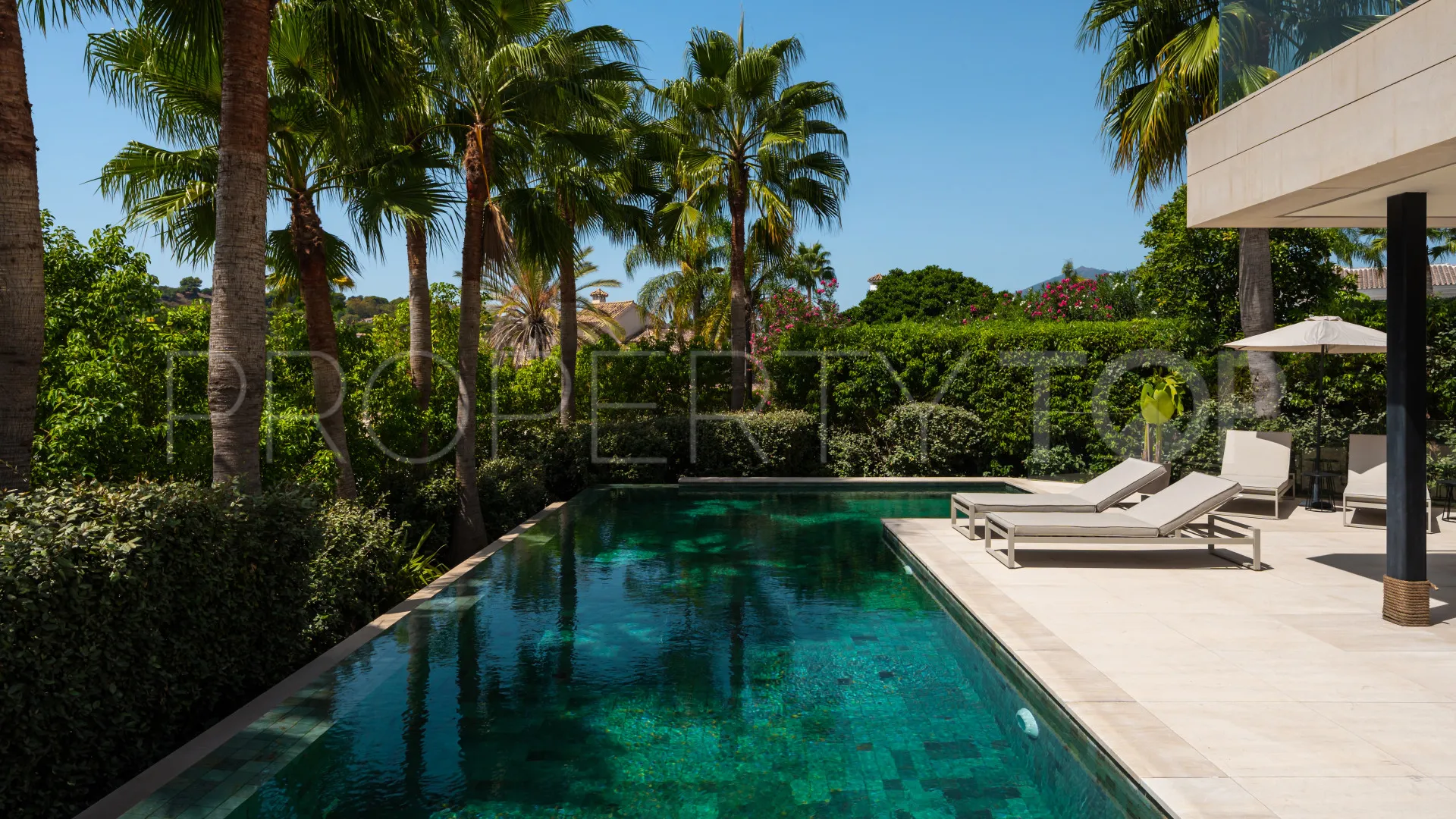 Villa con 6 dormitorios en venta en Nueva Andalucia