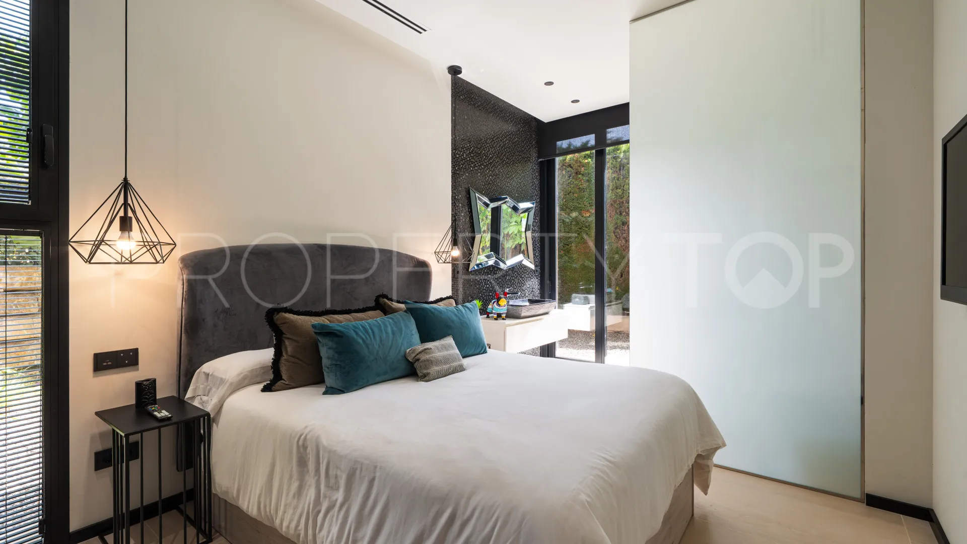 Villa con 6 dormitorios en venta en Nueva Andalucia