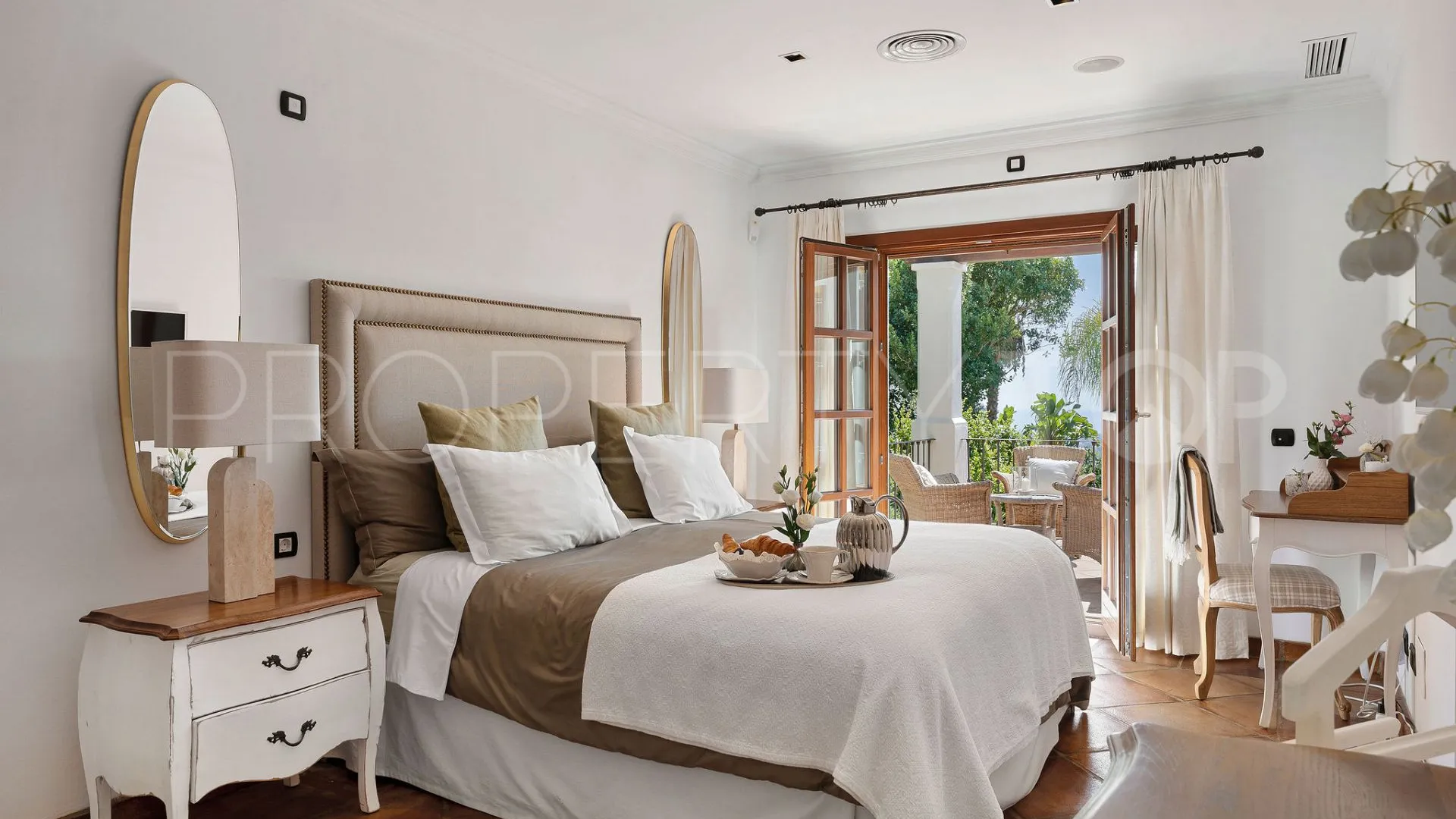 Buy El Madroñal villa