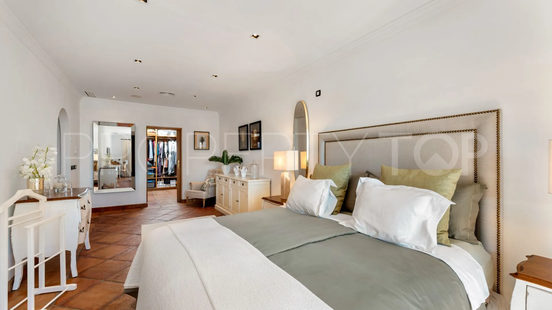 Buy El Madroñal villa