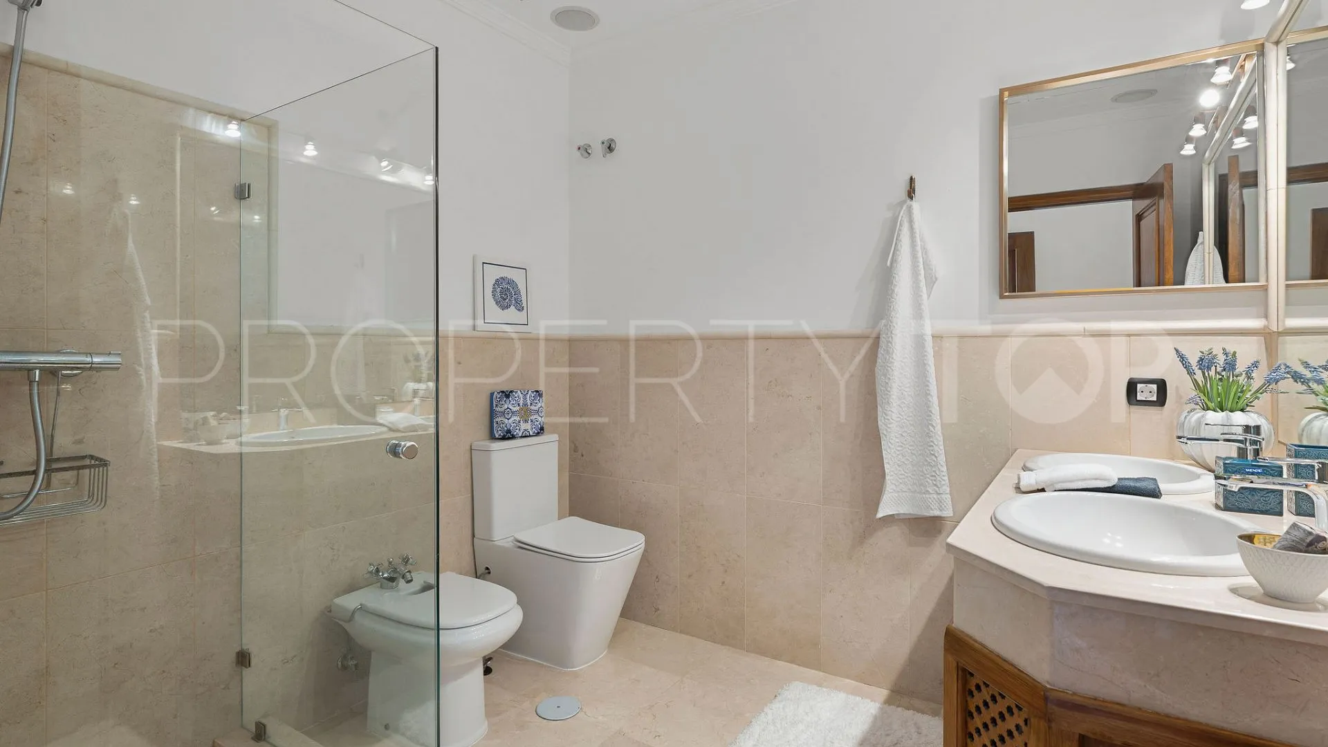 Buy El Madroñal villa