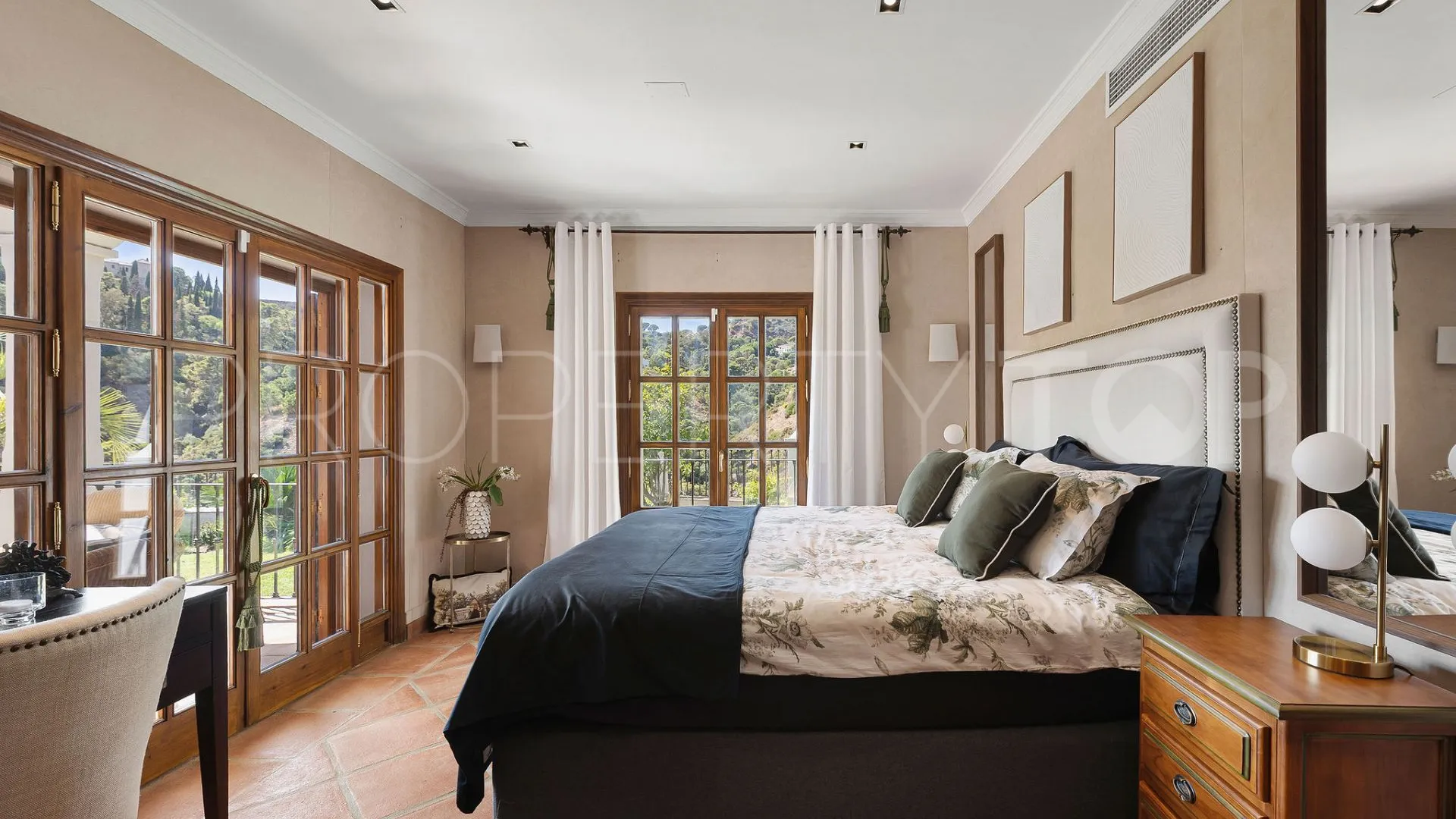 Buy El Madroñal villa