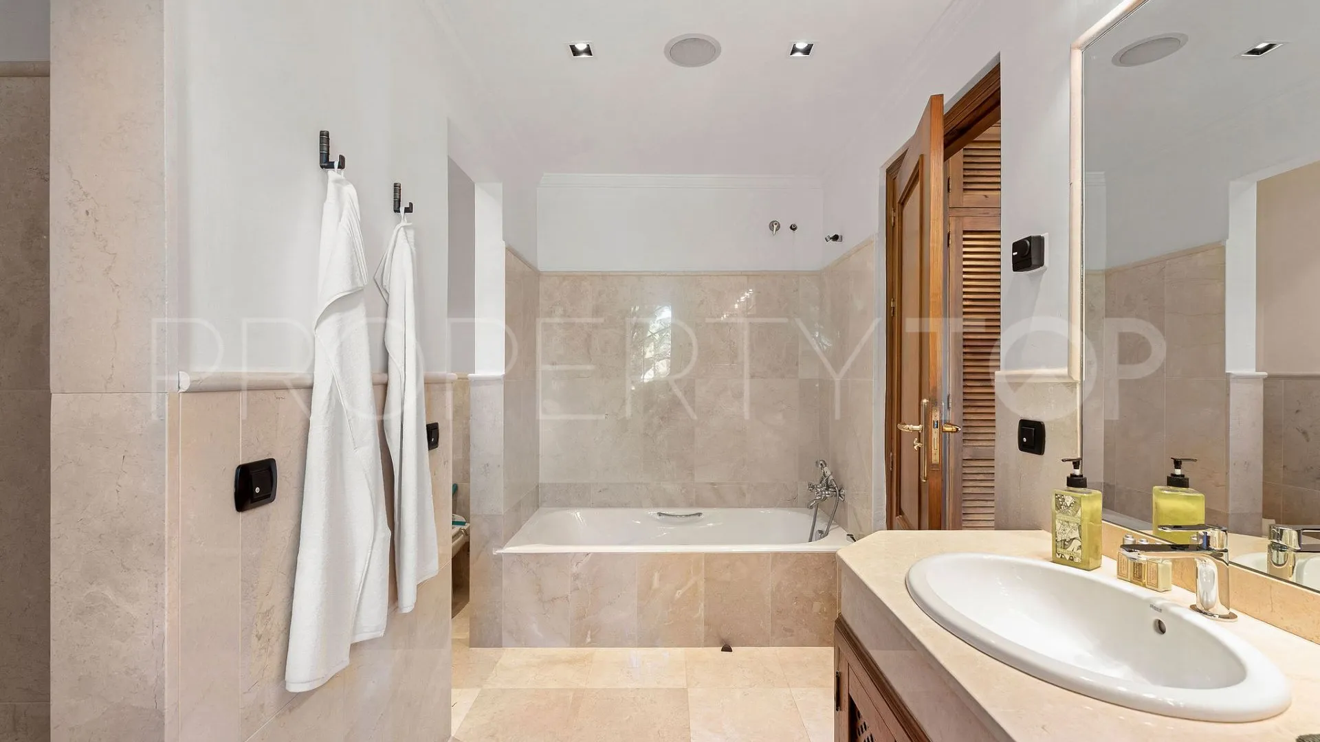 Buy El Madroñal villa