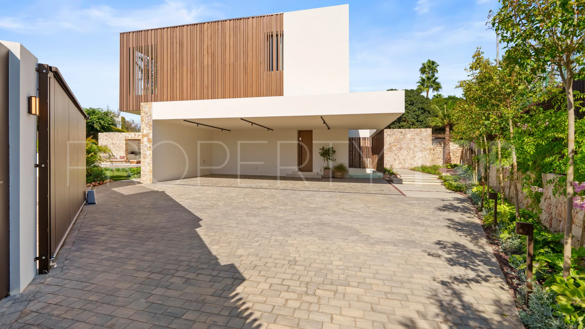 Buy Las Lomas del Marbella Club villa with 5 bedrooms
