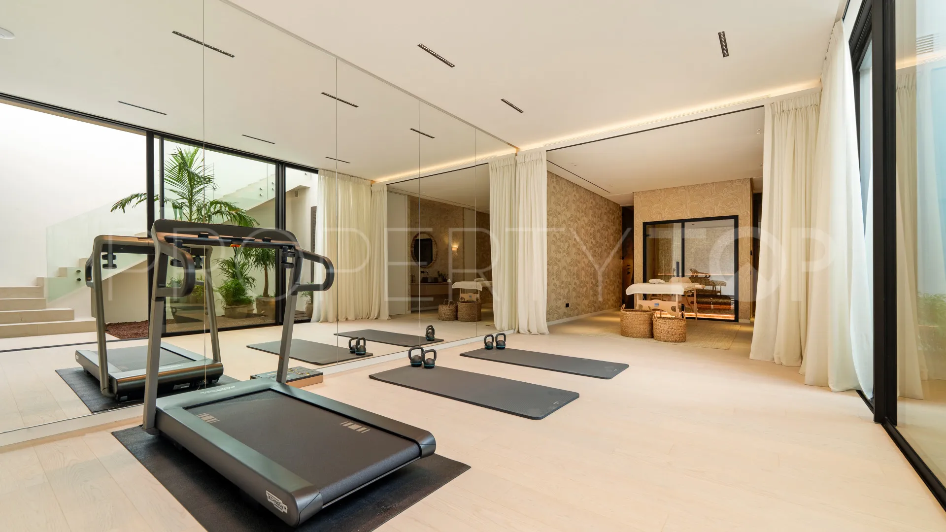 Buy Las Lomas del Marbella Club villa with 5 bedrooms