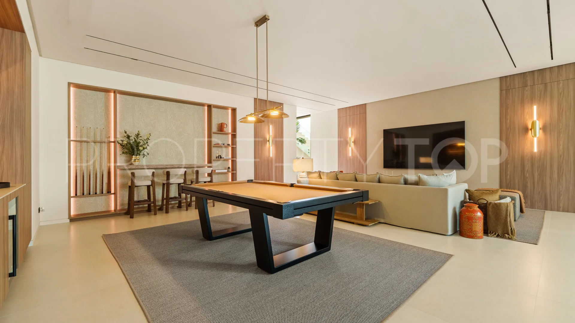 Buy Las Lomas del Marbella Club villa with 5 bedrooms