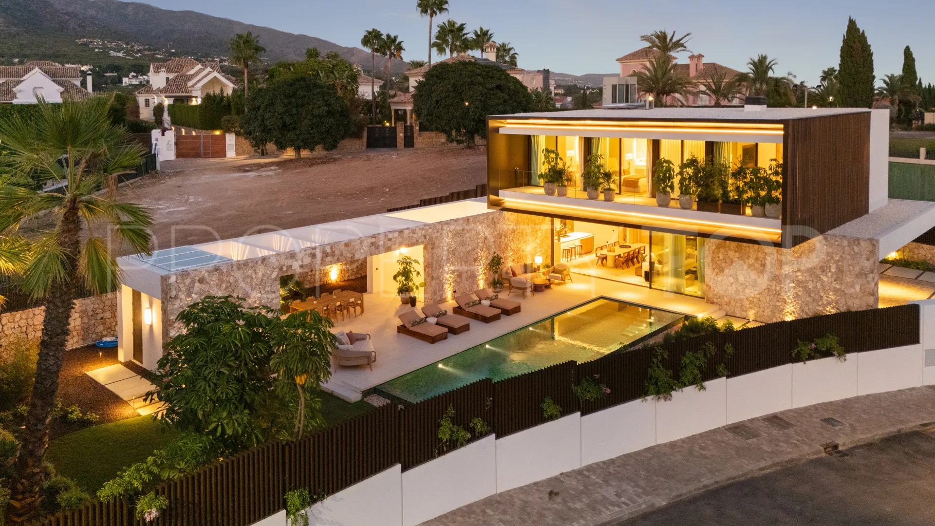 Buy Las Lomas del Marbella Club villa with 5 bedrooms