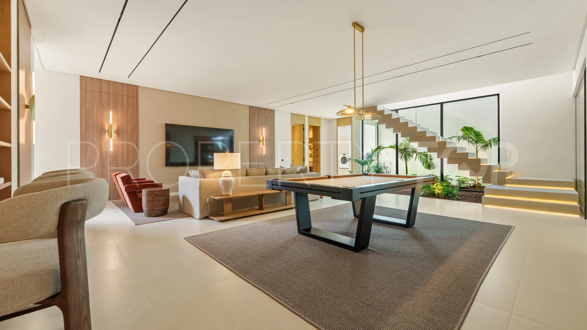 Buy Las Lomas del Marbella Club villa with 5 bedrooms