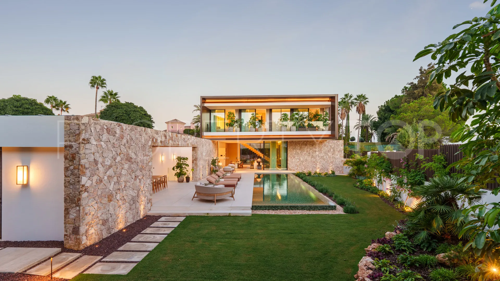 Buy Las Lomas del Marbella Club villa with 5 bedrooms
