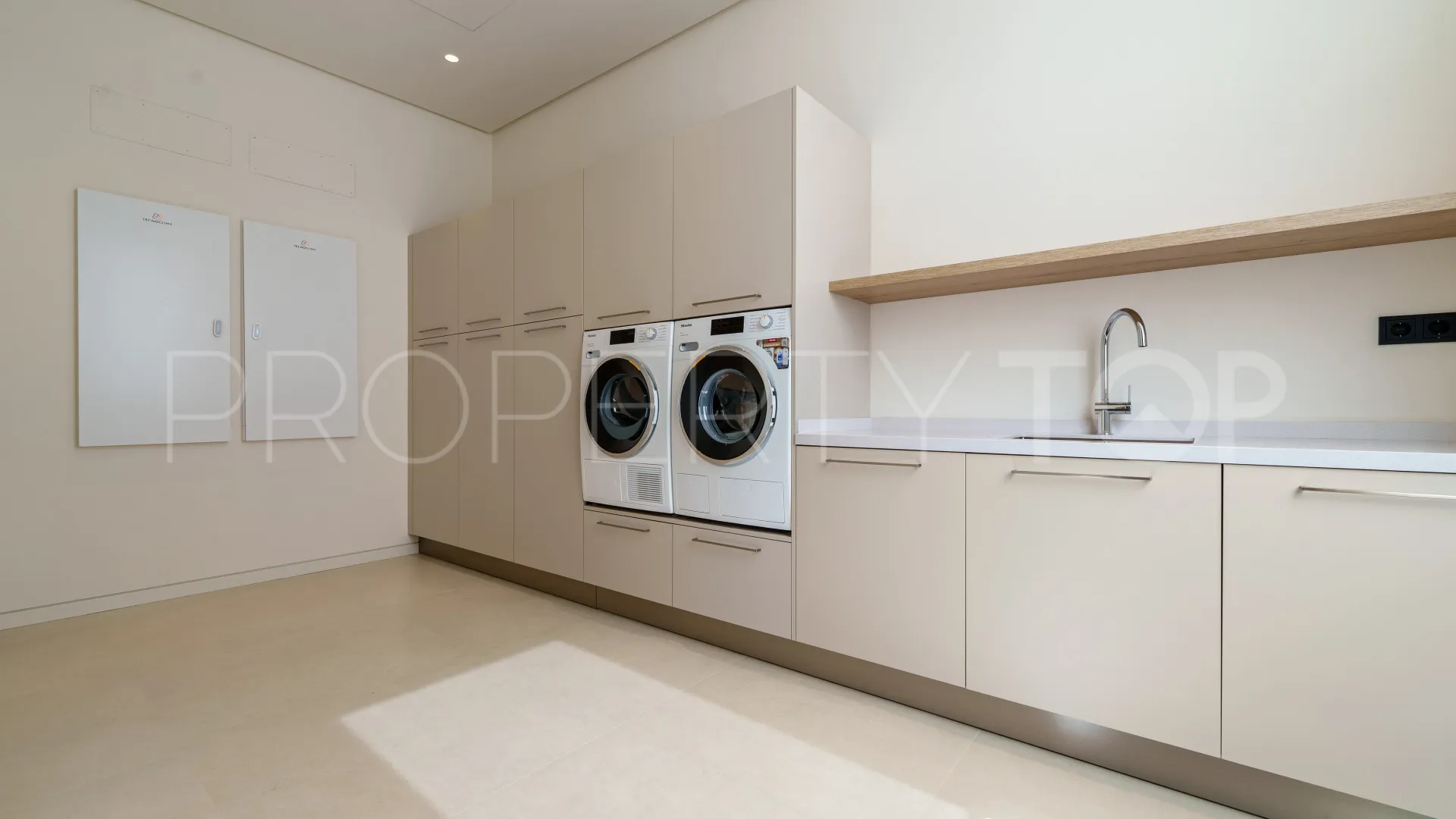 Buy Las Lomas del Marbella Club villa with 5 bedrooms
