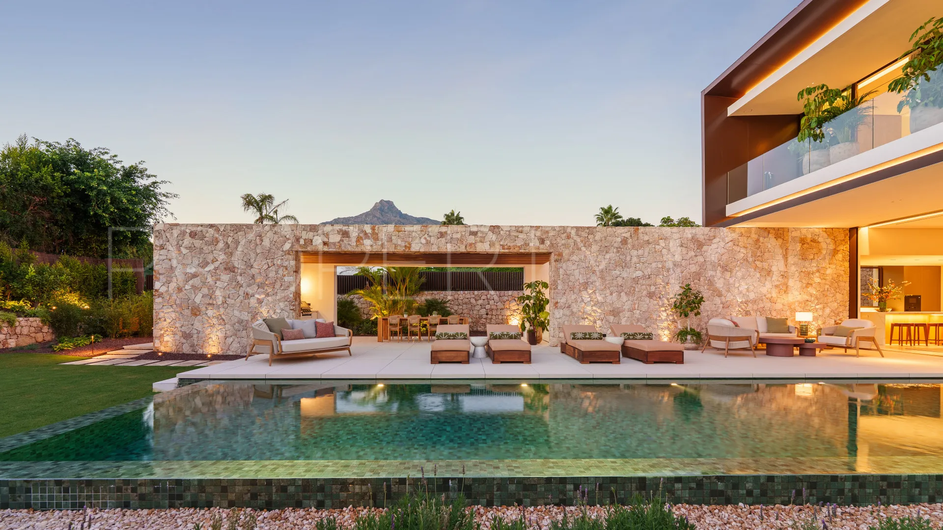 Buy Las Lomas del Marbella Club villa with 5 bedrooms