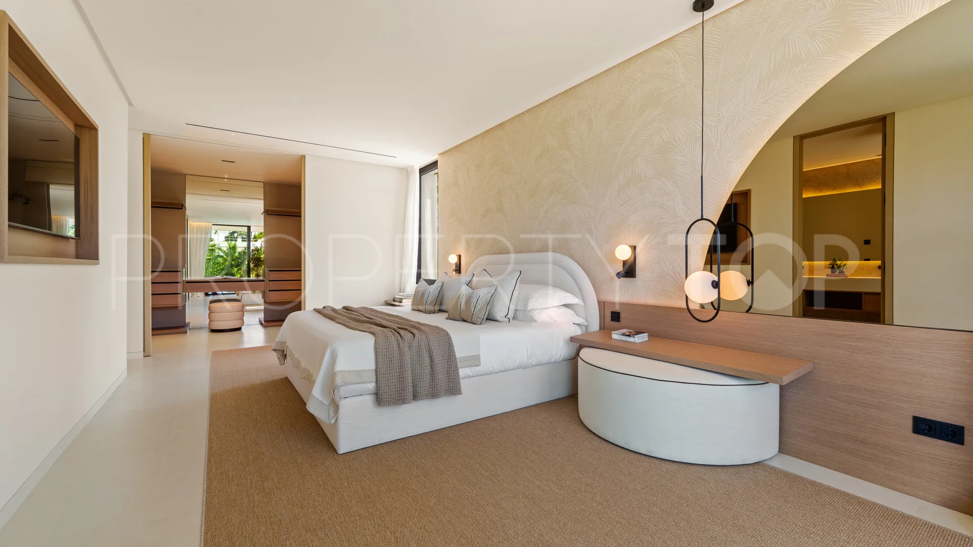 Buy Las Lomas del Marbella Club villa with 5 bedrooms