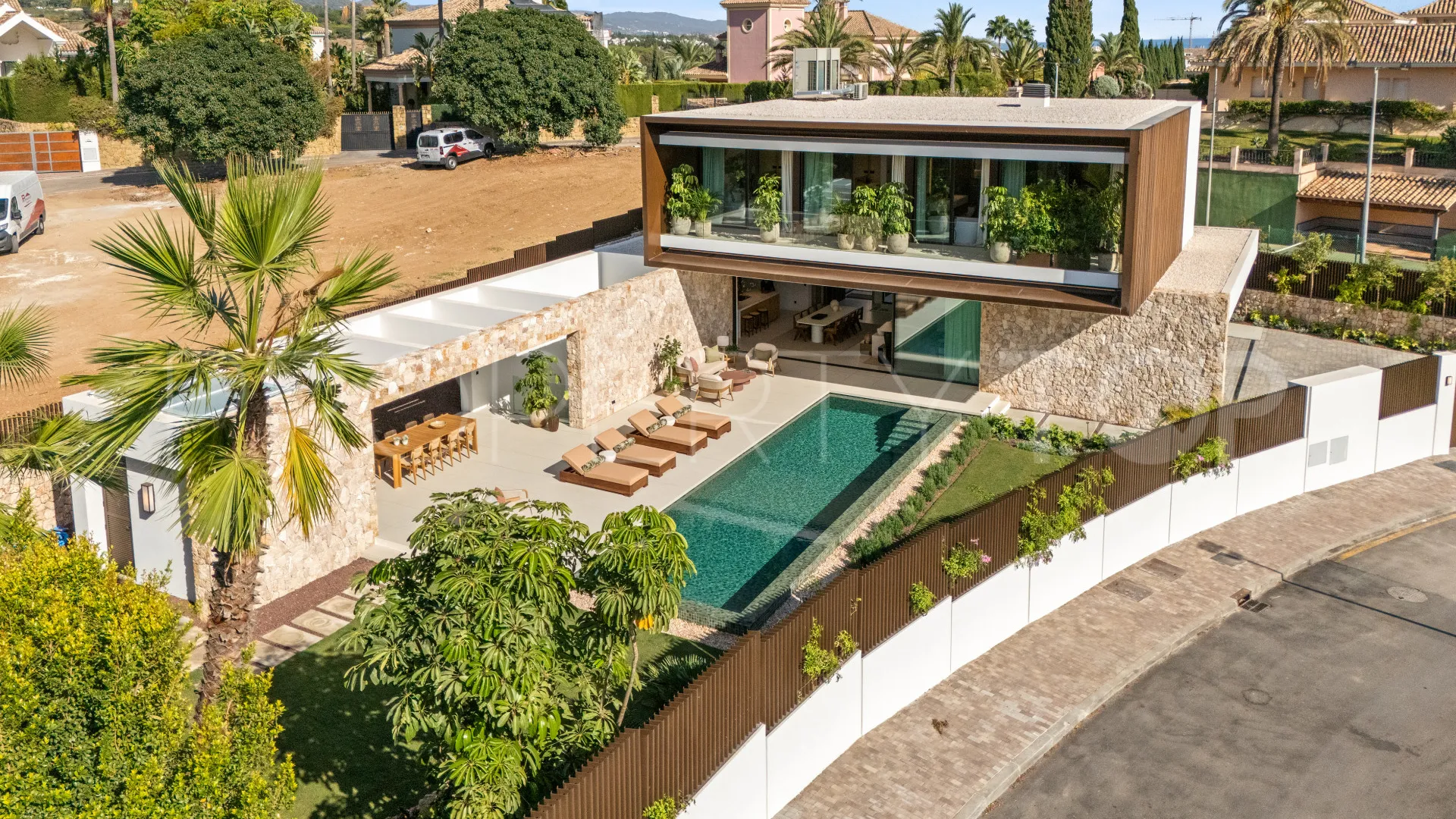 Buy Las Lomas del Marbella Club villa with 5 bedrooms