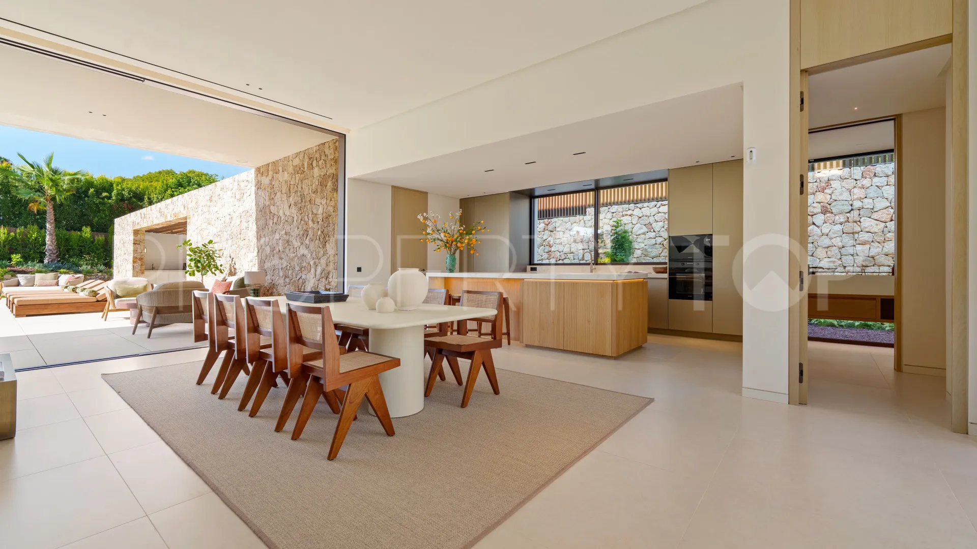 Buy Las Lomas del Marbella Club villa with 5 bedrooms
