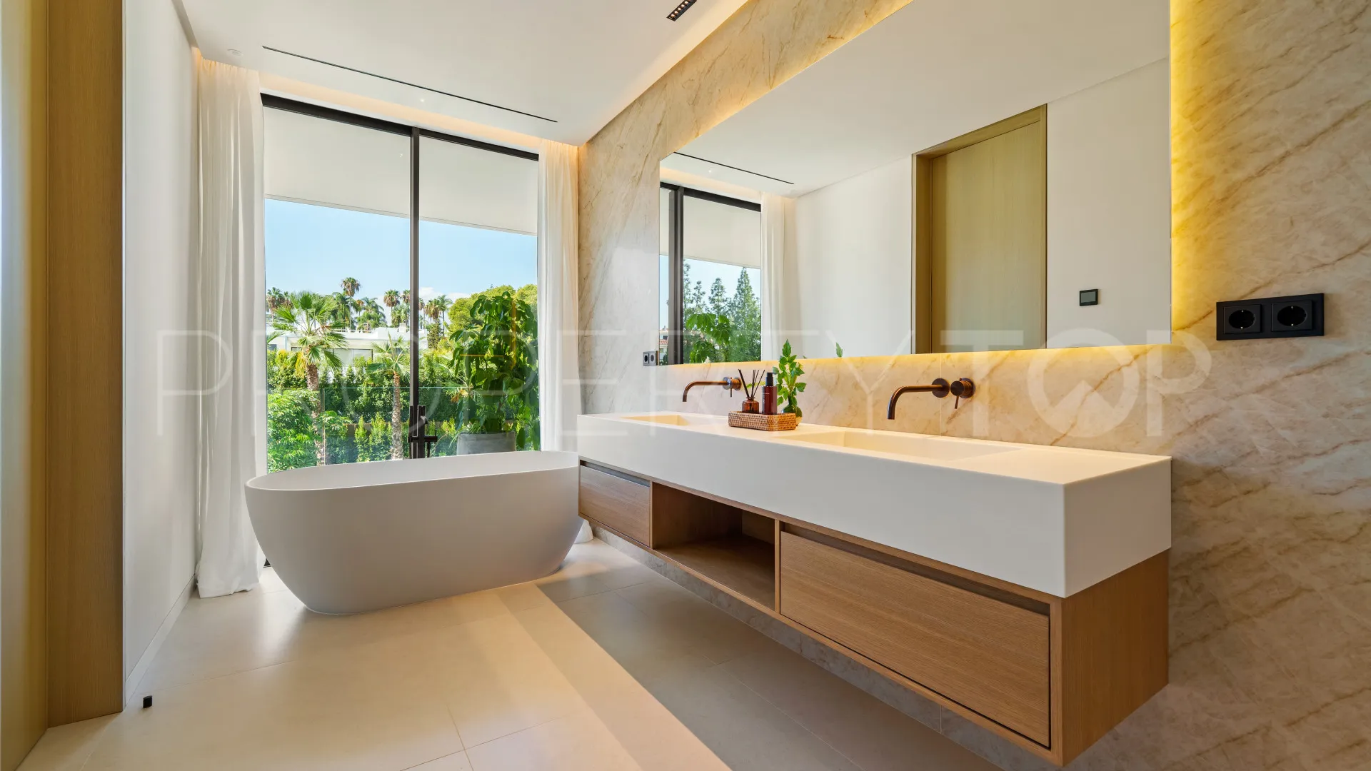 Buy Las Lomas del Marbella Club villa with 5 bedrooms