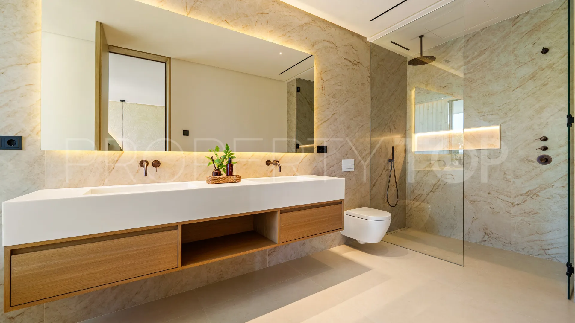 Buy Las Lomas del Marbella Club villa with 5 bedrooms