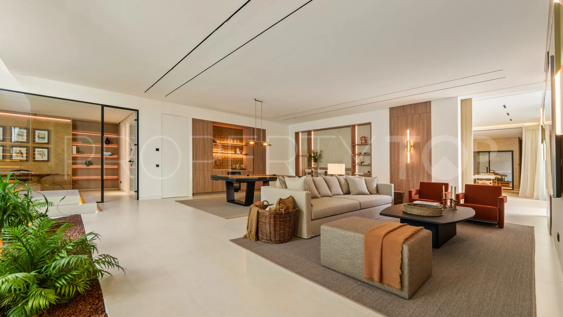 Buy Las Lomas del Marbella Club villa with 5 bedrooms