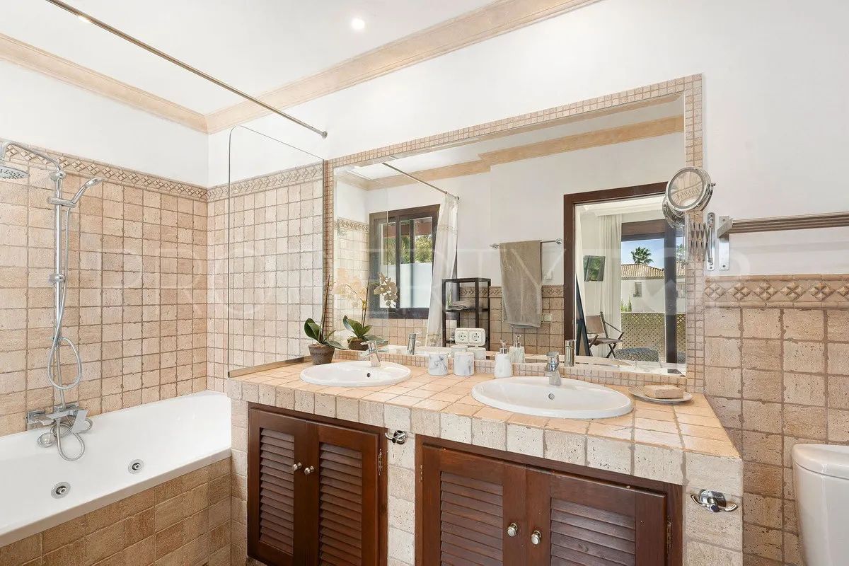 San Pedro de Alcantara 4 bedrooms villa for sale