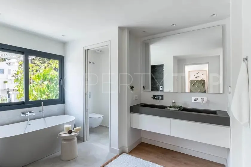 For sale 4 bedrooms villa in Nueva Andalucia