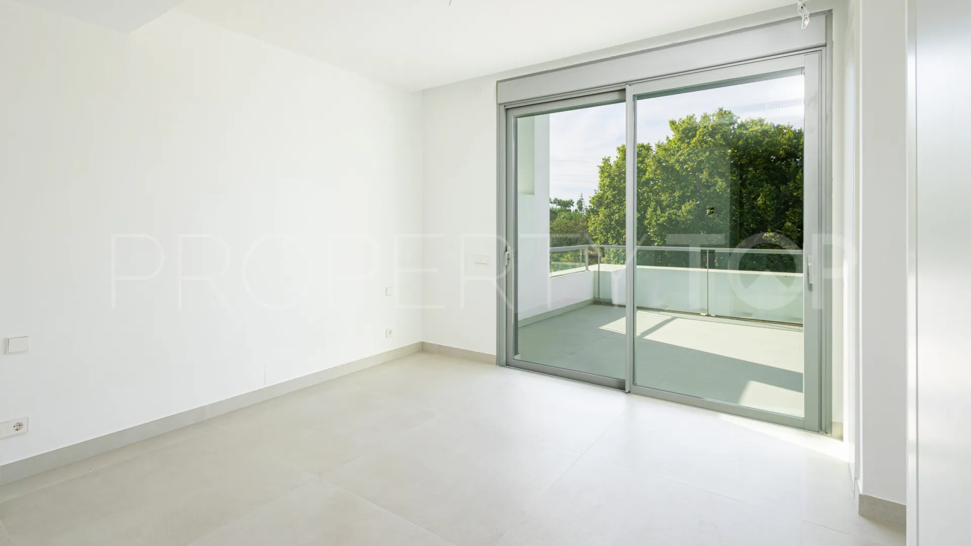Comprar villa pareada de 3 dormitorios en Guadalmina Alta