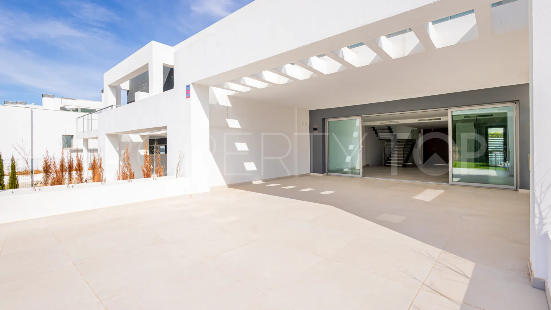 Comprar villa pareada de 3 dormitorios en Guadalmina Alta