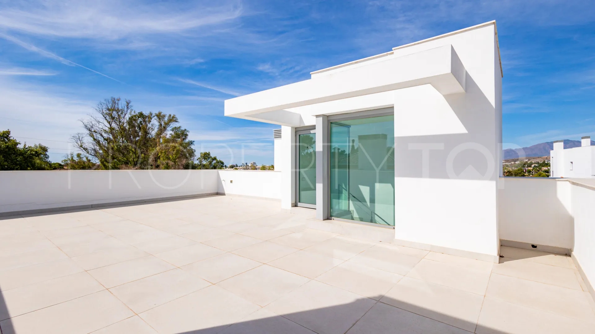 Comprar villa pareada de 3 dormitorios en Guadalmina Alta